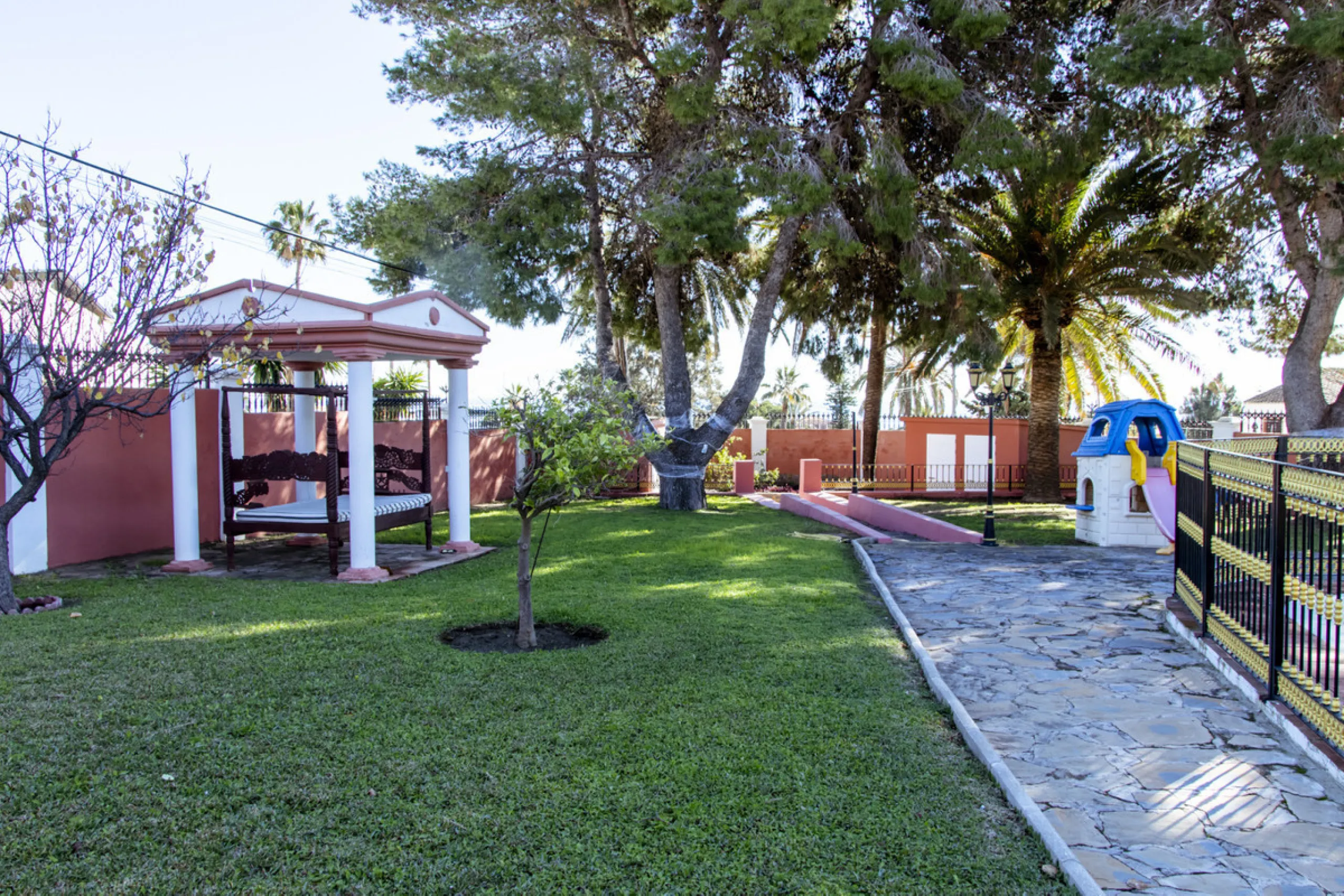 Exquisite villa located in the prestigious La Gaspara area of ​​Estepona, occupying a spacious plot of approximately 2,500 square meters, perfectly facing south.