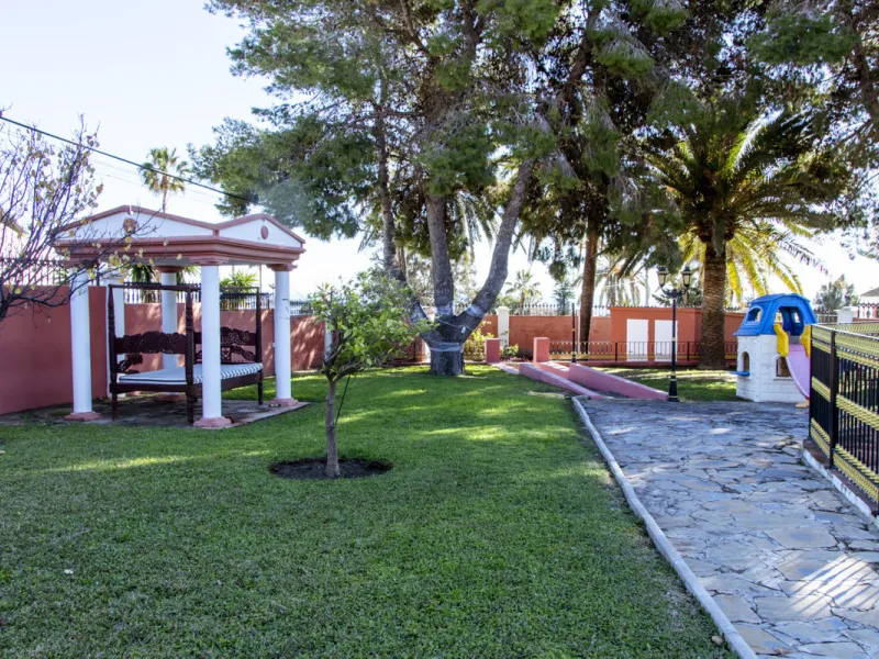 Exquisite villa located in the prestigious La Gaspara area of ​​Estepona, occupying a spacious plot of approximately 2,500 square meters, perfectly facing south.
