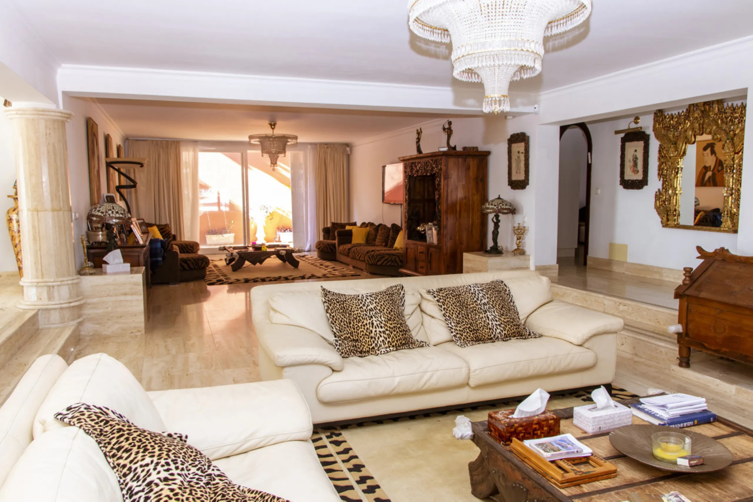 Exquisite villa located in the prestigious La Gaspara area of ​​Estepona, occupying a spacious plot of approximately 2,500 square meters, perfectly facing south.