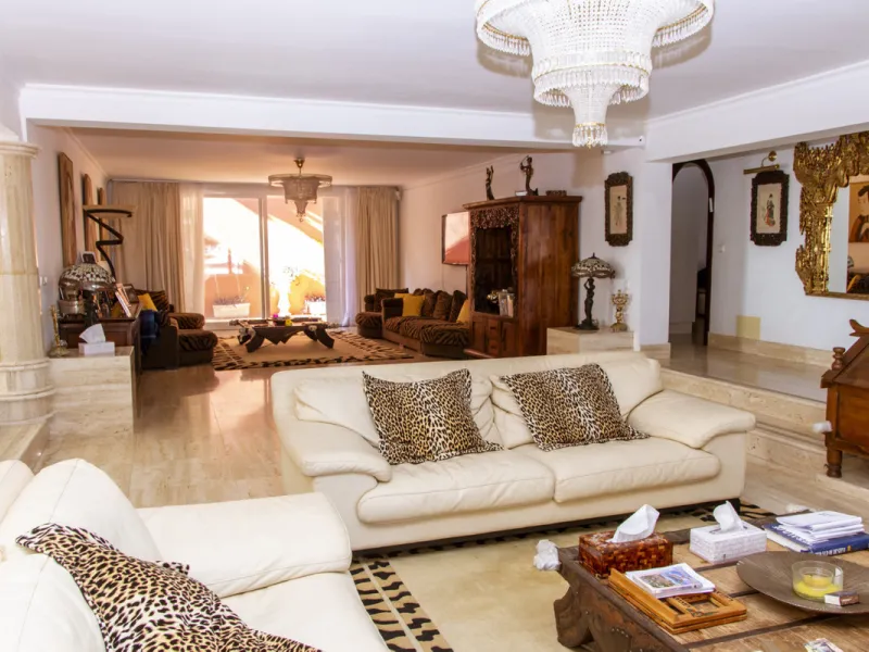 Exquisite villa located in the prestigious La Gaspara area of ​​Estepona, occupying a spacious plot of approximately 2,500 square meters, perfectly facing south.