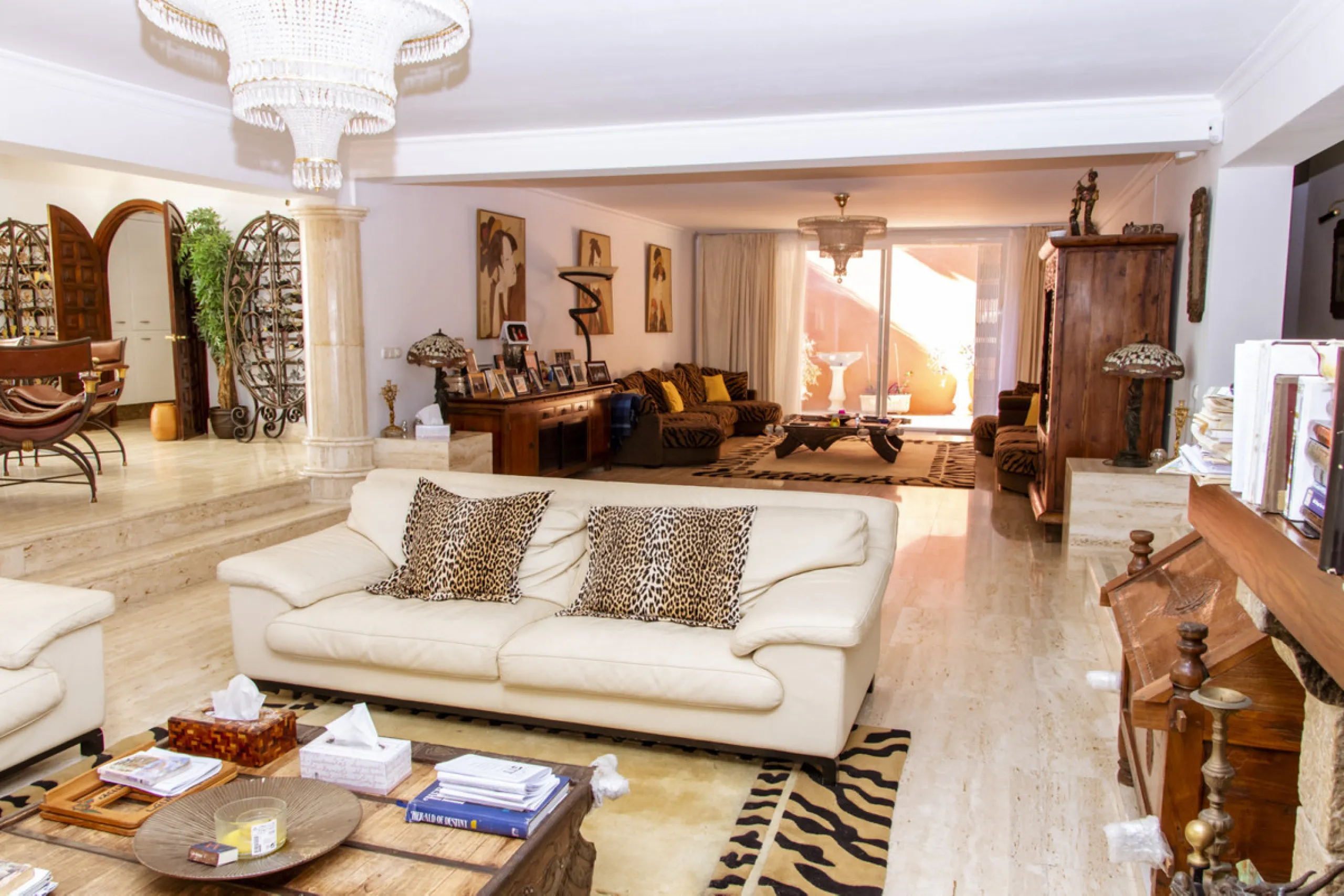 Exquisite villa located in the prestigious La Gaspara area of ​​Estepona, occupying a spacious plot of approximately 2,500 square meters, perfectly facing south.