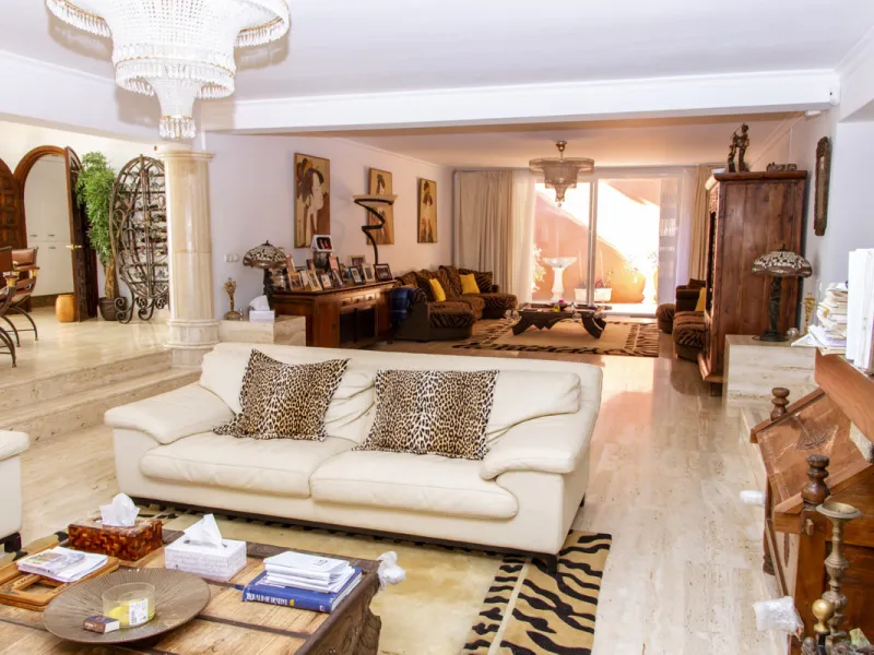 Exquisite villa located in the prestigious La Gaspara area of ​​Estepona, occupying a spacious plot of approximately 2,500 square meters, perfectly facing south.