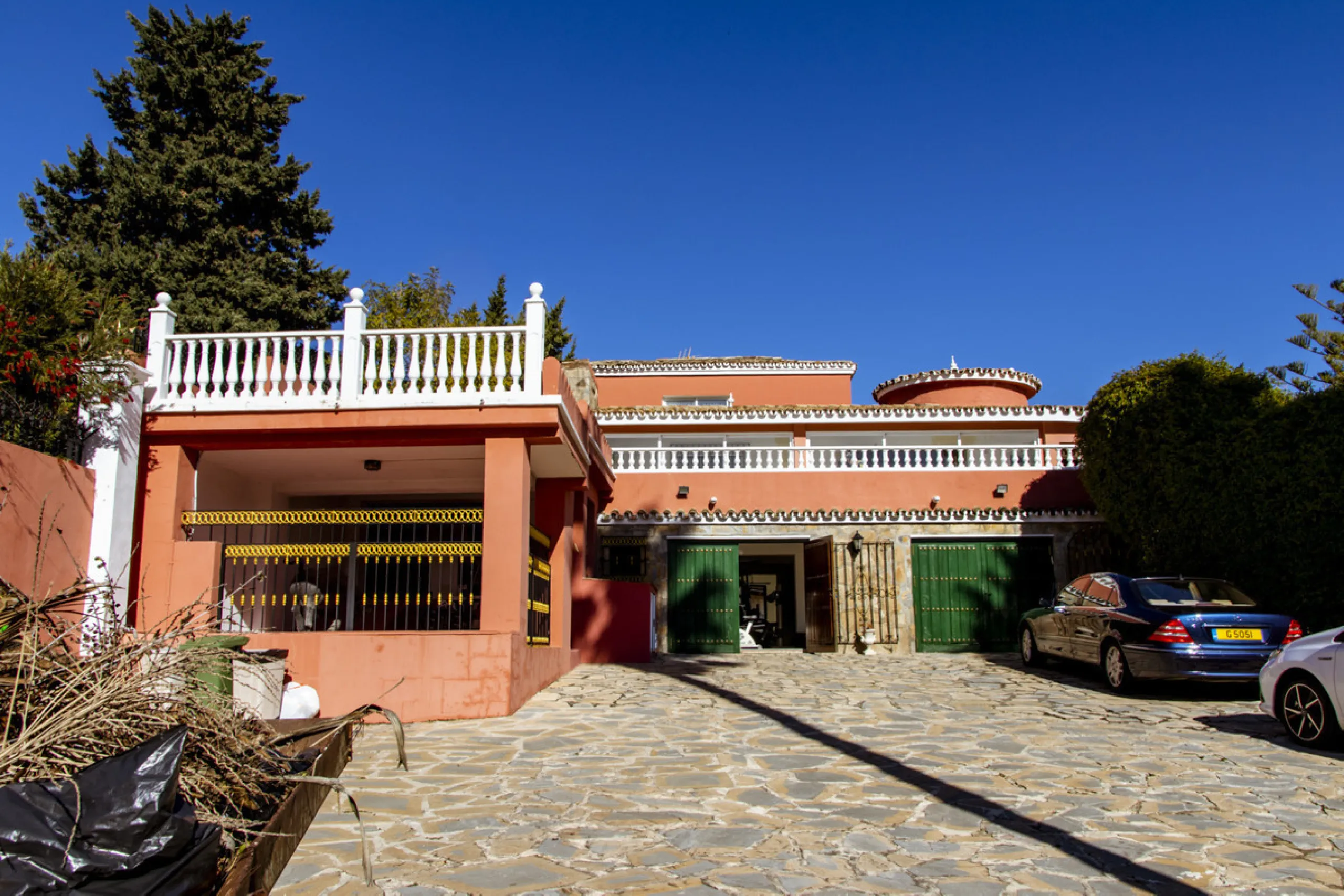 Exquisite villa located in the prestigious La Gaspara area of ​​Estepona, occupying a spacious plot of approximately 2,500 square meters, perfectly facing south.