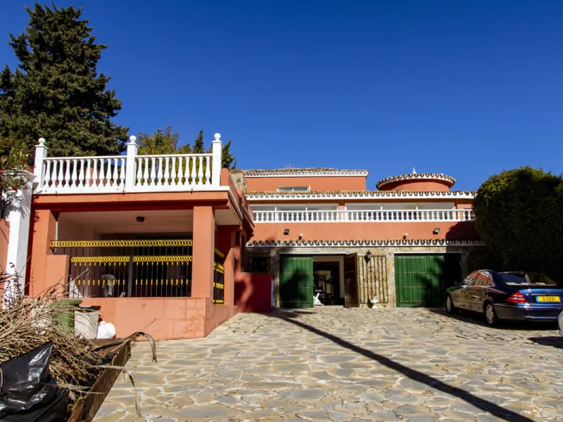 Exquisite villa located in the prestigious La Gaspara area of ​​Estepona, occupying a spacious plot of approximately 2,500 square meters, perfectly facing south.