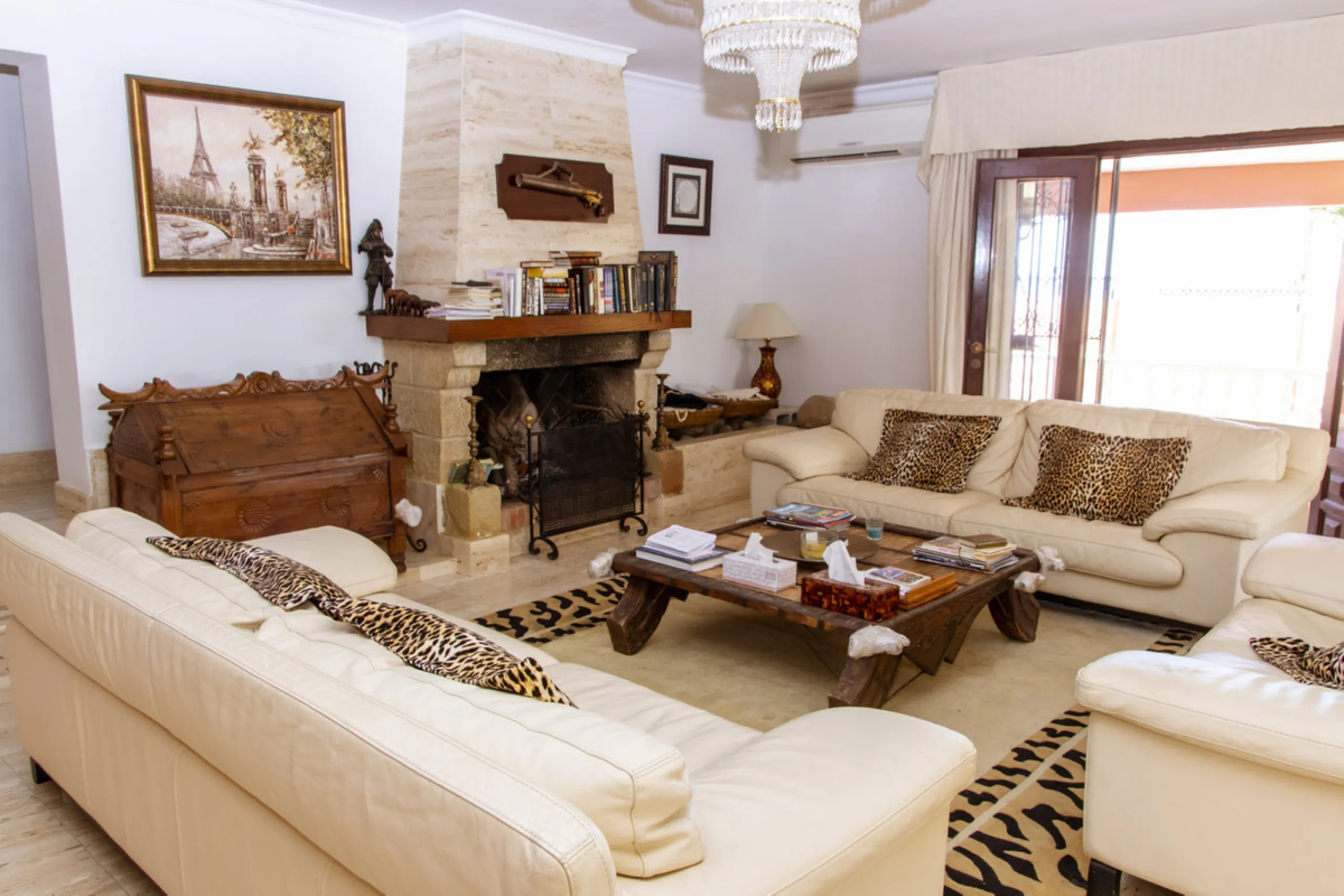 Exquisite villa located in the prestigious La Gaspara area of ​​Estepona, occupying a spacious plot of approximately 2,500 square meters, perfectly facing south.