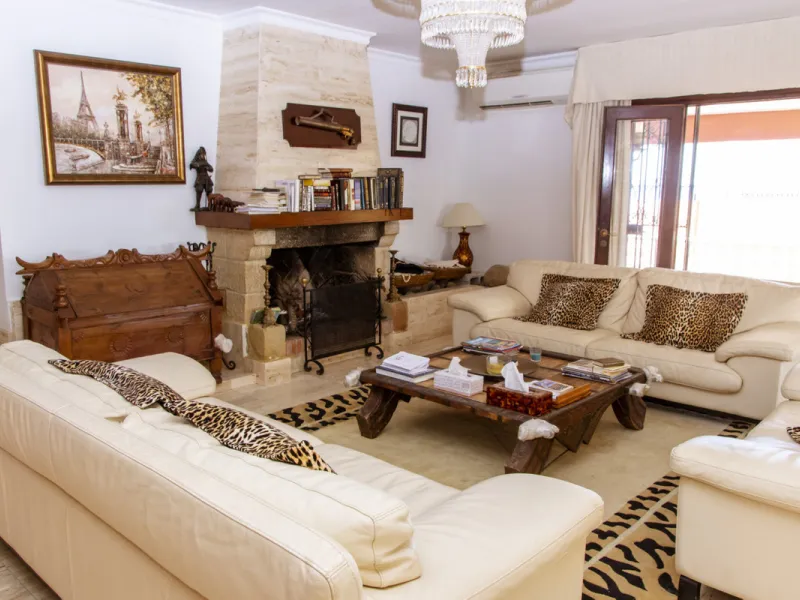 Exquisite villa located in the prestigious La Gaspara area of ​​Estepona, occupying a spacious plot of approximately 2,500 square meters, perfectly facing south.