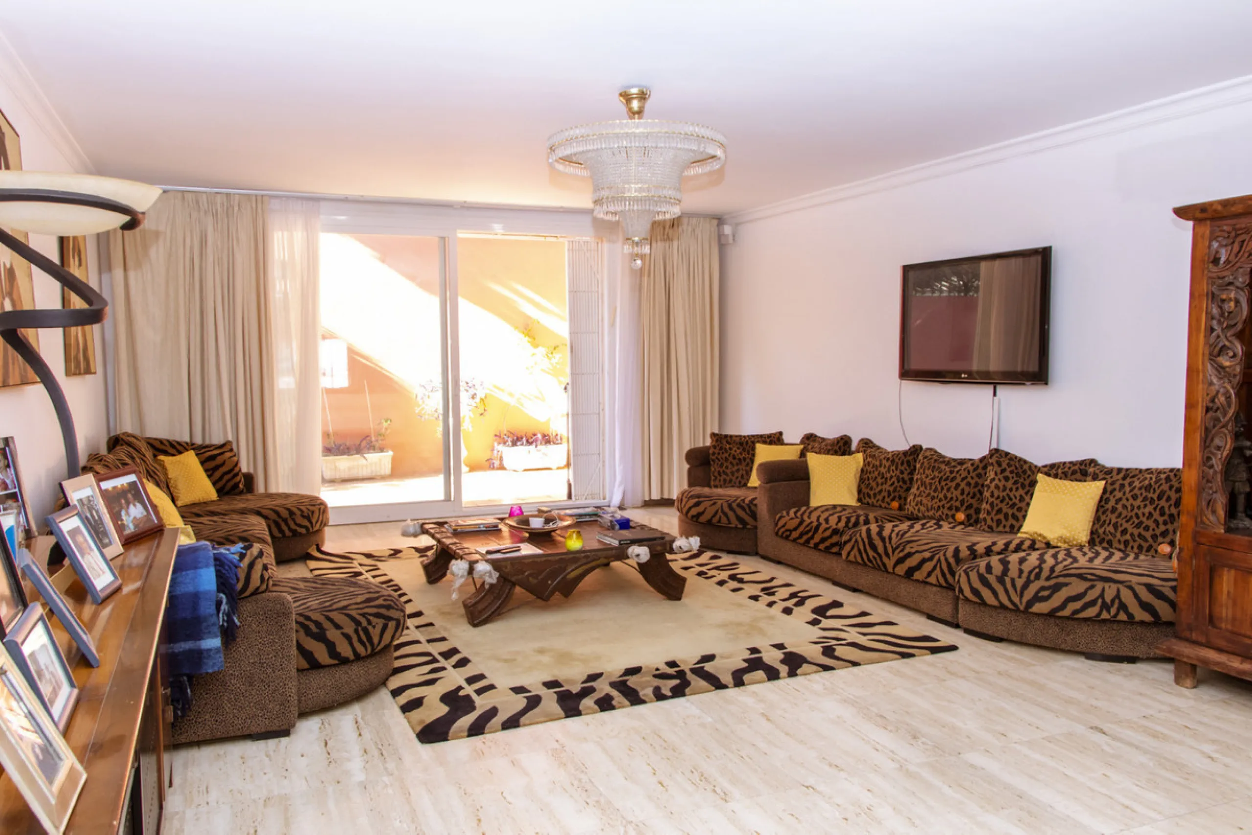 Exquisite villa located in the prestigious La Gaspara area of ​​Estepona, occupying a spacious plot of approximately 2,500 square meters, perfectly facing south.