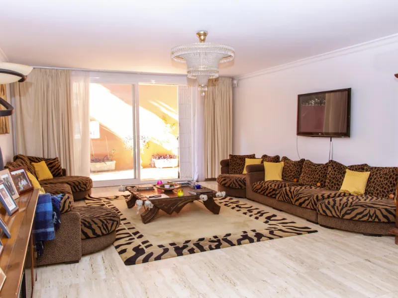 Exquisite villa located in the prestigious La Gaspara area of ​​Estepona, occupying a spacious plot of approximately 2,500 square meters, perfectly facing south.