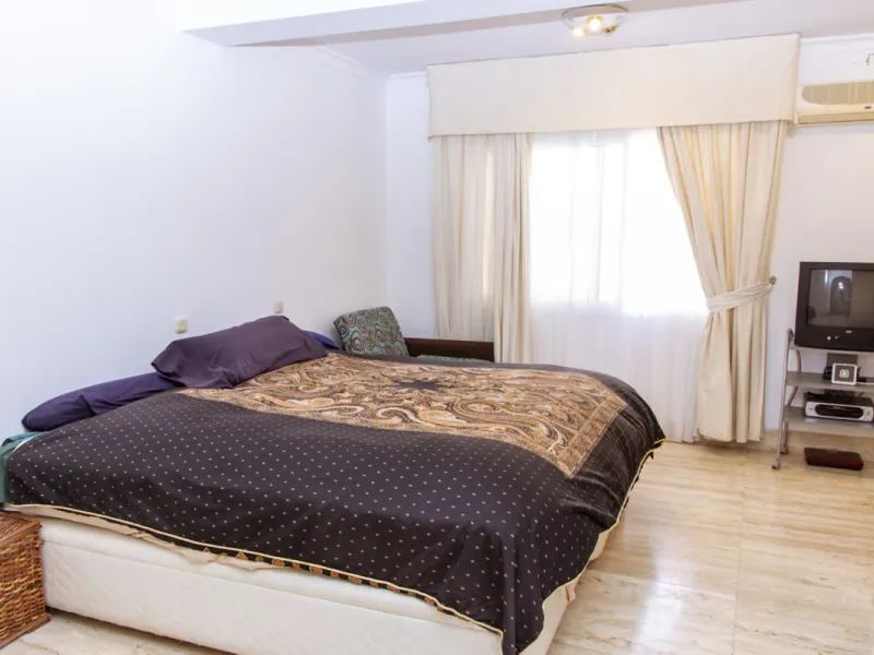 Exquisite villa located in the prestigious La Gaspara area of ​​Estepona, occupying a spacious plot of approximately 2,500 square meters, perfectly facing south.
