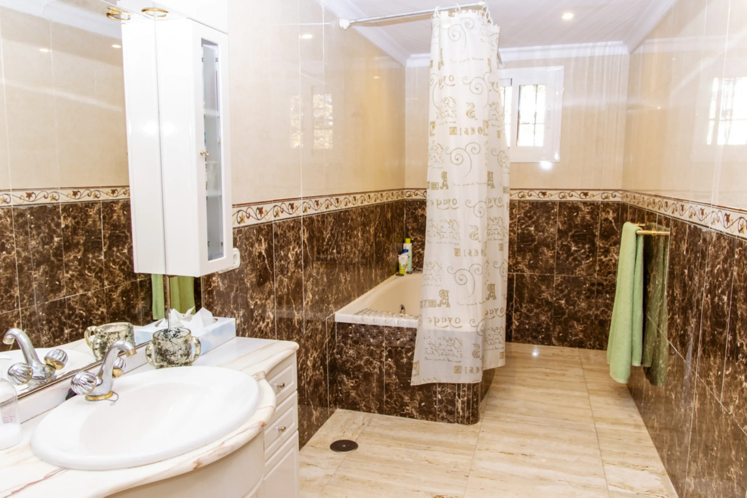 Exquisite villa located in the prestigious La Gaspara area of ​​Estepona, occupying a spacious plot of approximately 2,500 square meters, perfectly facing south.