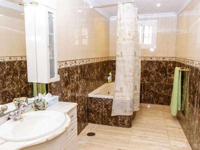 Exquisite villa located in the prestigious La Gaspara area of ​​Estepona, occupying a spacious plot of approximately 2,500 square meters, perfectly facing south.