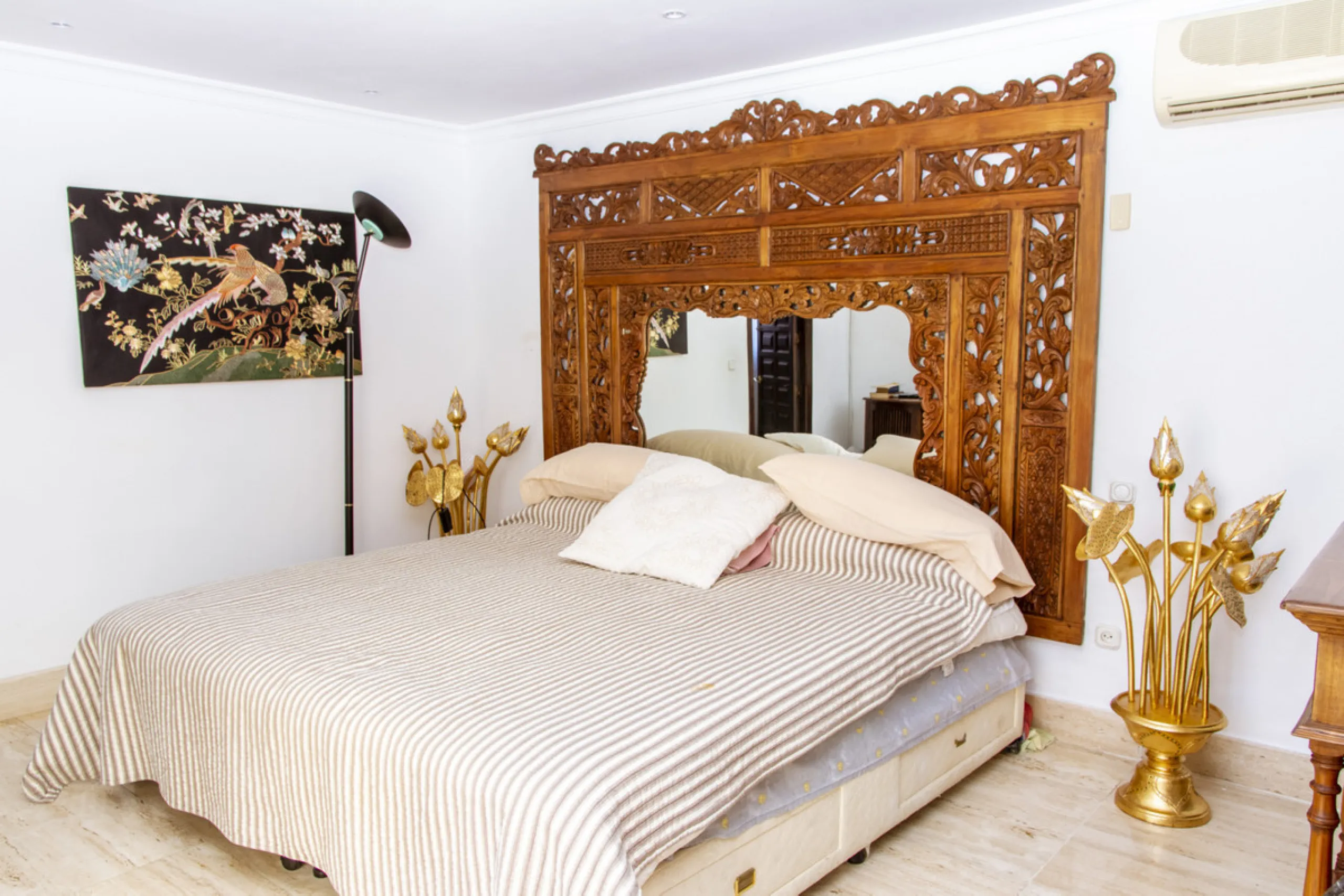 Exquisite villa located in the prestigious La Gaspara area of ​​Estepona, occupying a spacious plot of approximately 2,500 square meters, perfectly facing south.