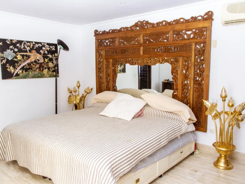Exquisite villa located in the prestigious La Gaspara area of ​​Estepona, occupying a spacious plot of approximately 2,500 square meters, perfectly facing south.