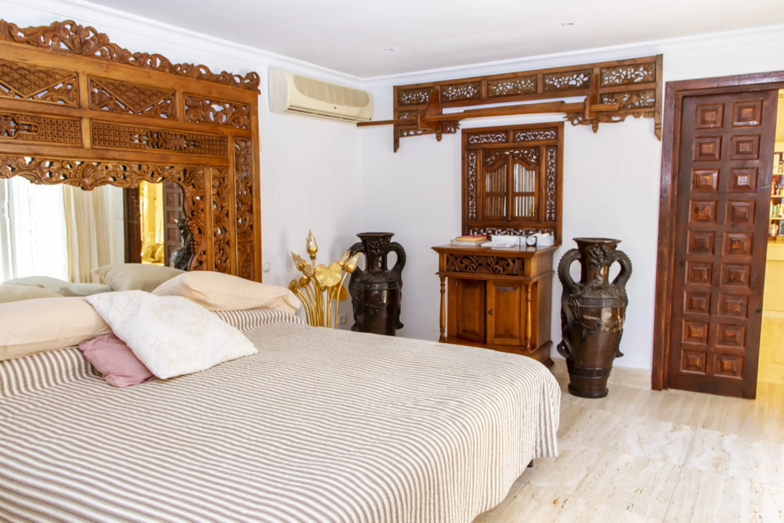 Exquisite villa located in the prestigious La Gaspara area of ​​Estepona, occupying a spacious plot of approximately 2,500 square meters, perfectly facing south.