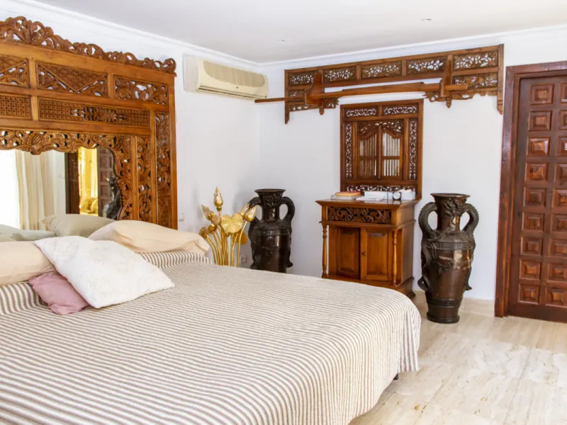 Exquisite villa located in the prestigious La Gaspara area of ​​Estepona, occupying a spacious plot of approximately 2,500 square meters, perfectly facing south.