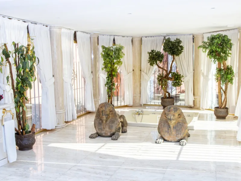 Exquisite villa located in the prestigious La Gaspara area of ​​Estepona, occupying a spacious plot of approximately 2,500 square meters, perfectly facing south.