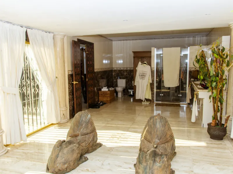 Exquisite villa located in the prestigious La Gaspara area of ​​Estepona, occupying a spacious plot of approximately 2,500 square meters, perfectly facing south.
