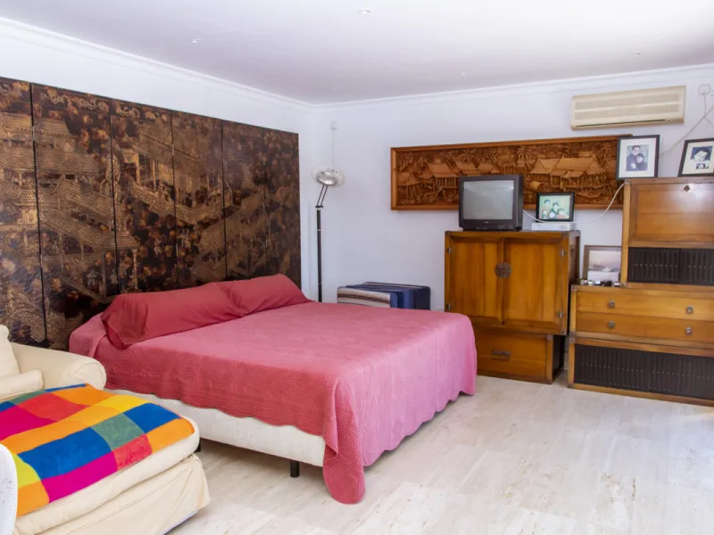 Exquisite villa located in the prestigious La Gaspara area of ​​Estepona, occupying a spacious plot of approximately 2,500 square meters, perfectly facing south.