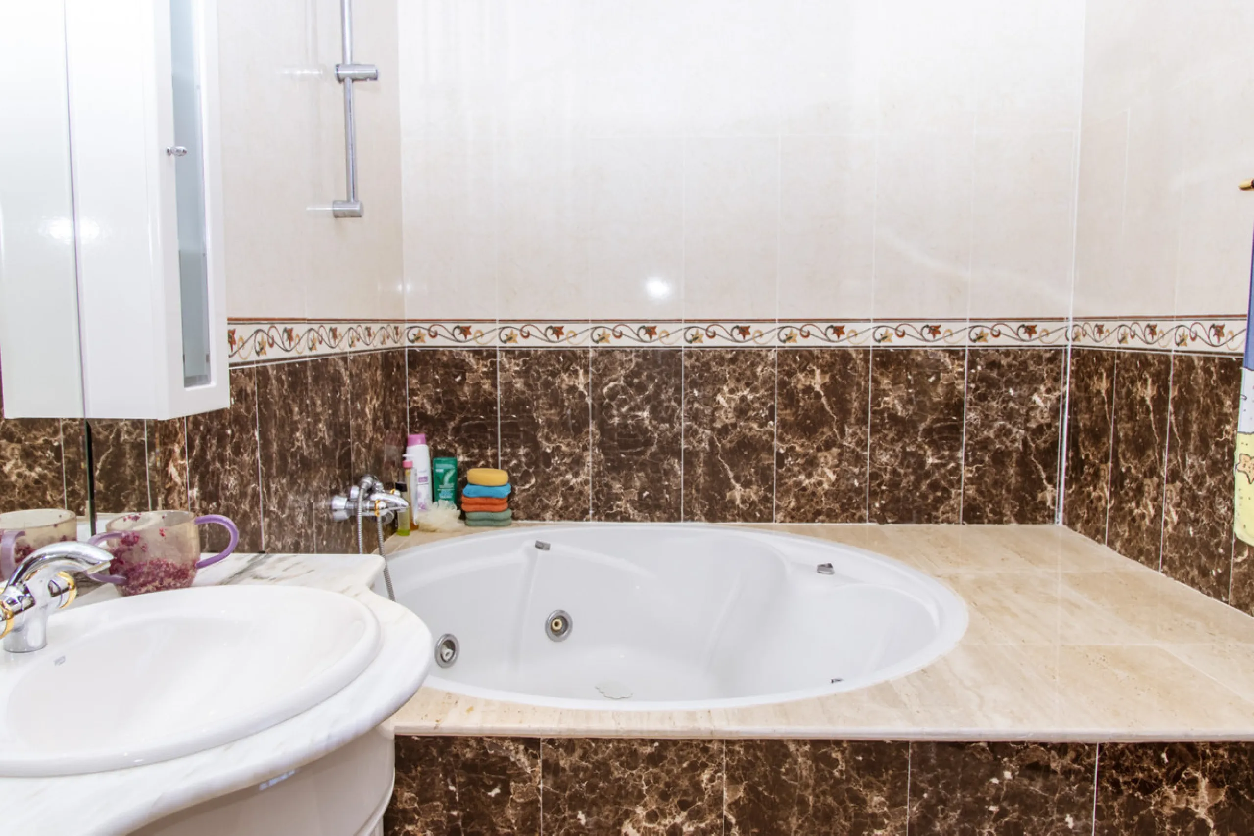 Exquisite villa located in the prestigious La Gaspara area of ​​Estepona, occupying a spacious plot of approximately 2,500 square meters, perfectly facing south.