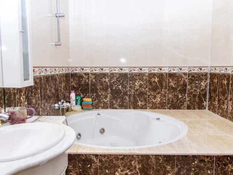 Exquisite villa located in the prestigious La Gaspara area of ​​Estepona, occupying a spacious plot of approximately 2,500 square meters, perfectly facing south.