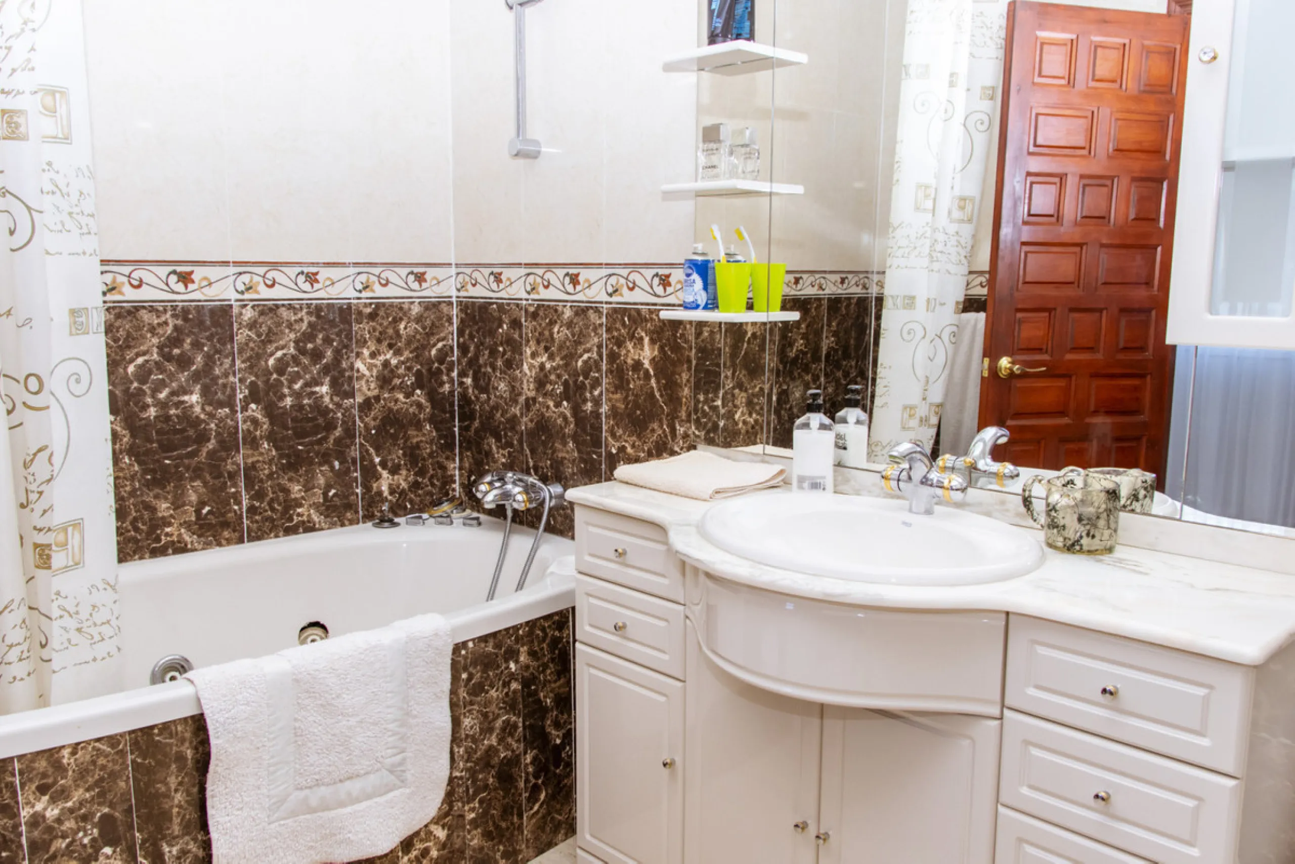 Exquisite villa located in the prestigious La Gaspara area of ​​Estepona, occupying a spacious plot of approximately 2,500 square meters, perfectly facing south.