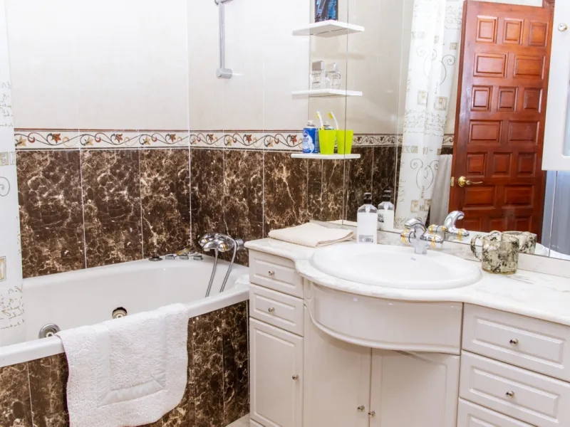 Exquisite villa located in the prestigious La Gaspara area of ​​Estepona, occupying a spacious plot of approximately 2,500 square meters, perfectly facing south.