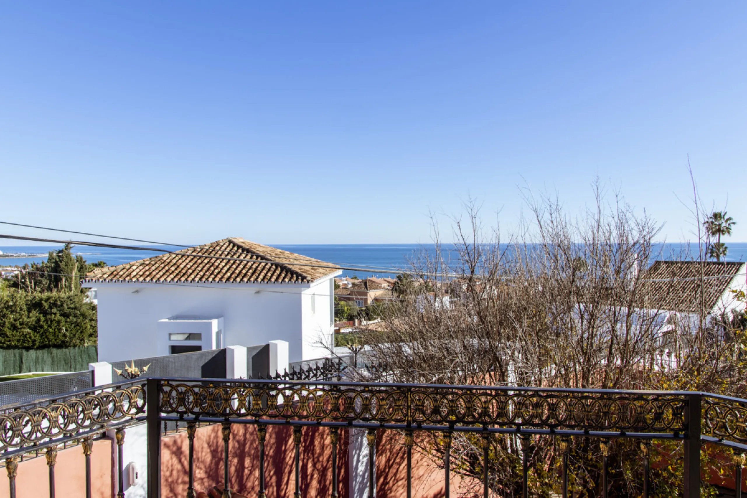 Exquisite villa located in the prestigious La Gaspara area of ​​Estepona, occupying a spacious plot of approximately 2,500 square meters, perfectly facing south.