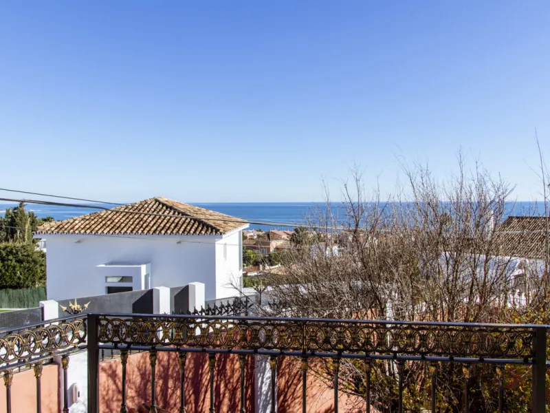 Exquisite villa located in the prestigious La Gaspara area of ​​Estepona, occupying a spacious plot of approximately 2,500 square meters, perfectly facing south.
