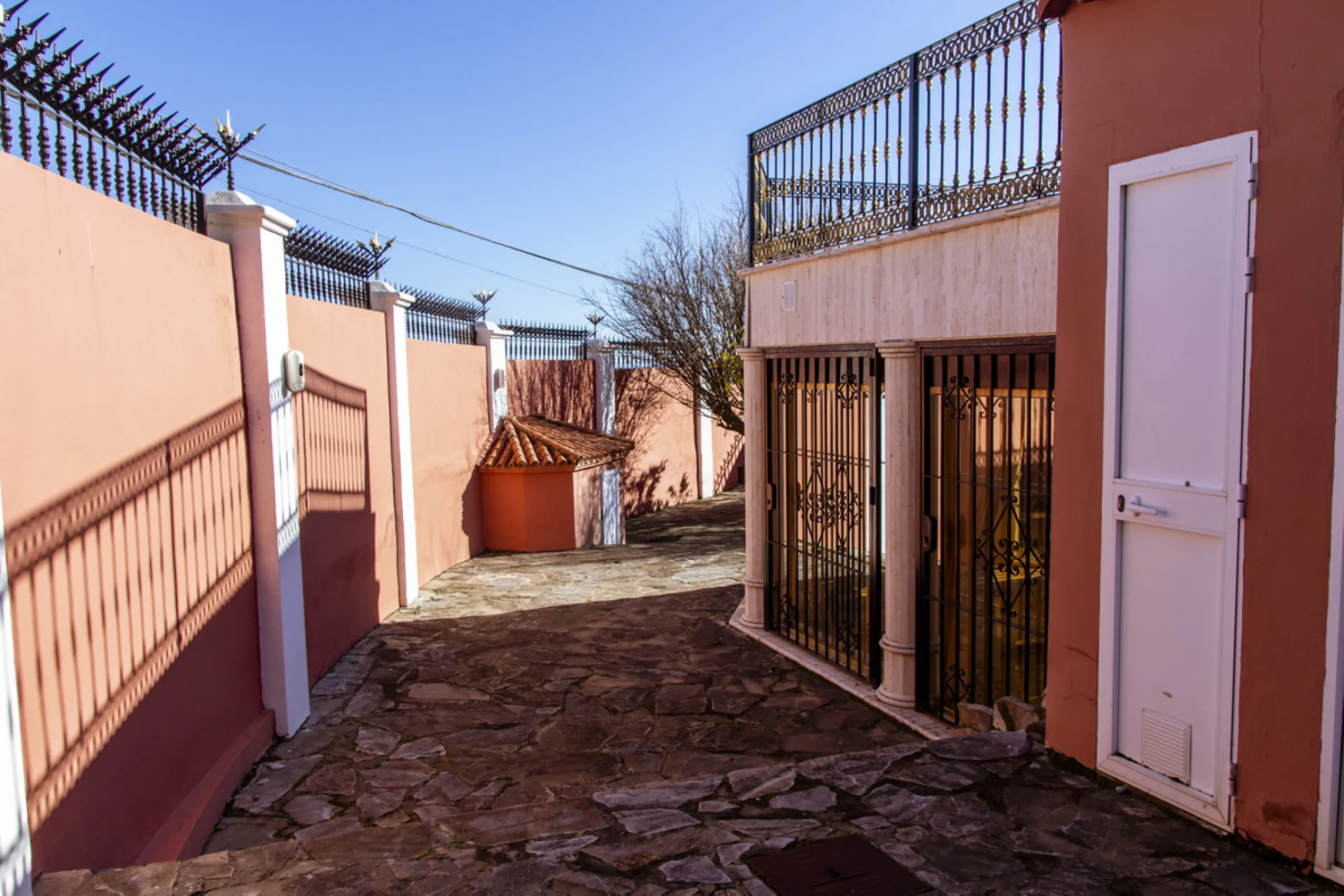 Exquisite villa located in the prestigious La Gaspara area of ​​Estepona, occupying a spacious plot of approximately 2,500 square meters, perfectly facing south.