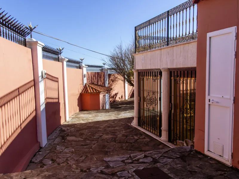 Exquisite villa located in the prestigious La Gaspara area of ​​Estepona, occupying a spacious plot of approximately 2,500 square meters, perfectly facing south.