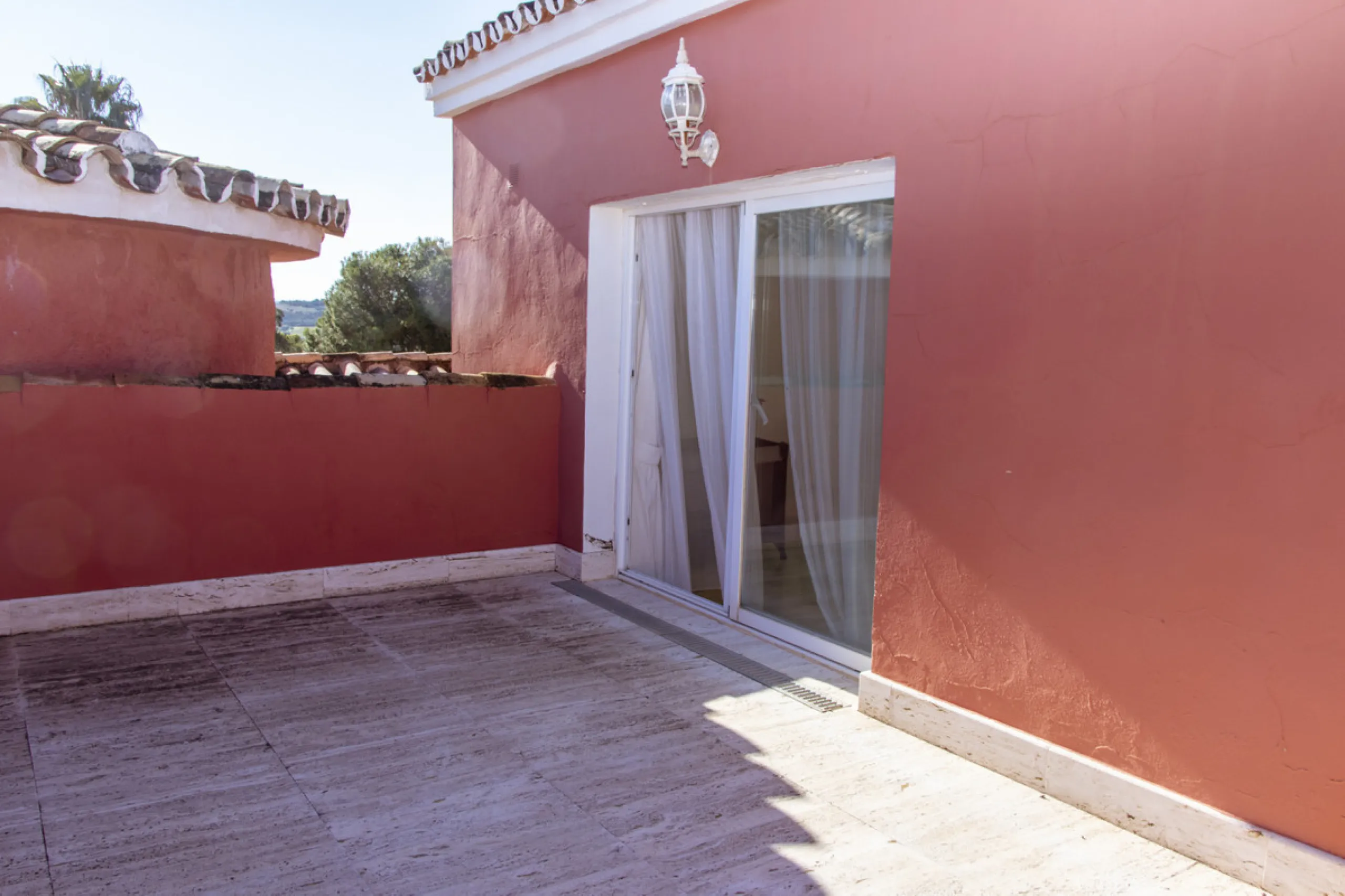 Exquisite villa located in the prestigious La Gaspara area of ​​Estepona, occupying a spacious plot of approximately 2,500 square meters, perfectly facing south.