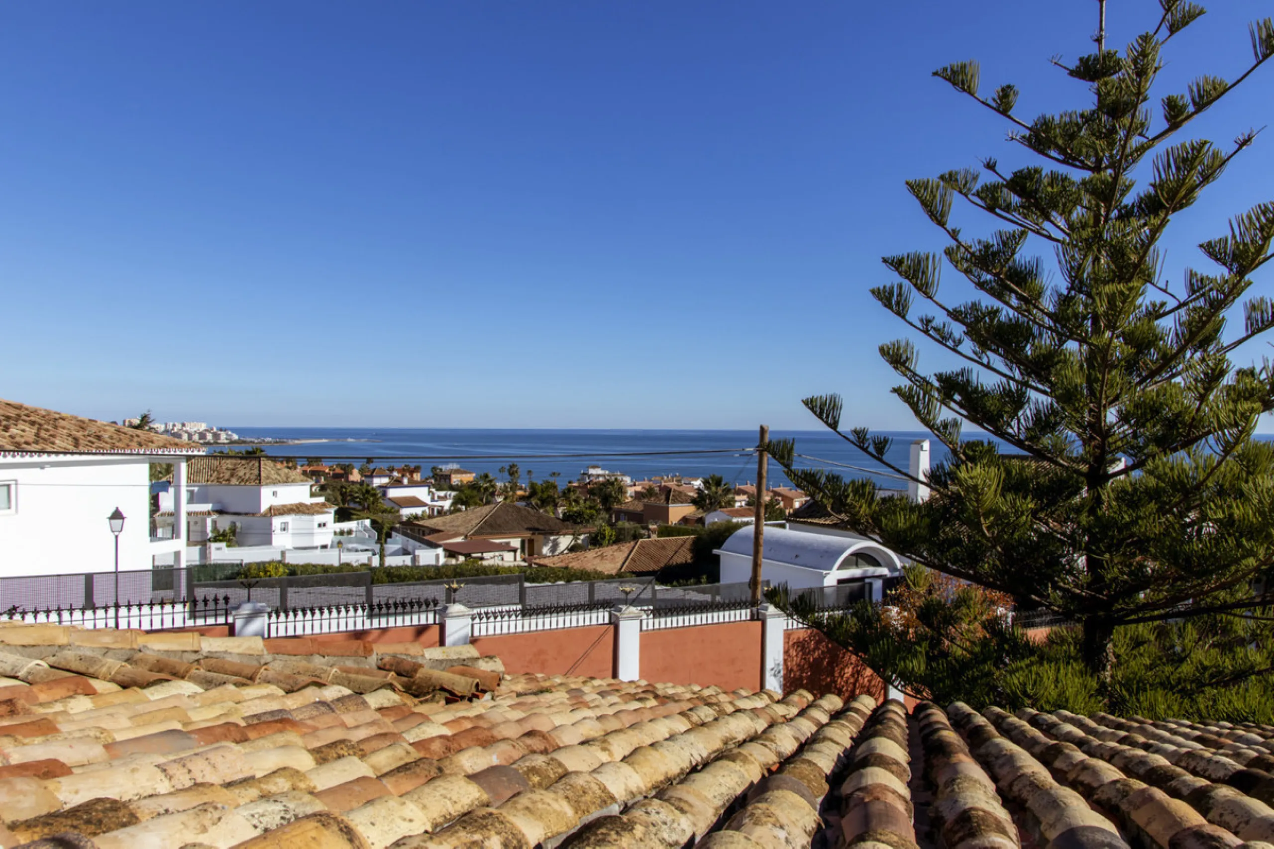 Exquisite villa located in the prestigious La Gaspara area of ​​Estepona, occupying a spacious plot of approximately 2,500 square meters, perfectly facing south.