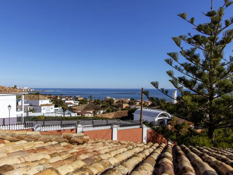 Exquisite villa located in the prestigious La Gaspara area of ​​Estepona, occupying a spacious plot of approximately 2,500 square meters, perfectly facing south.