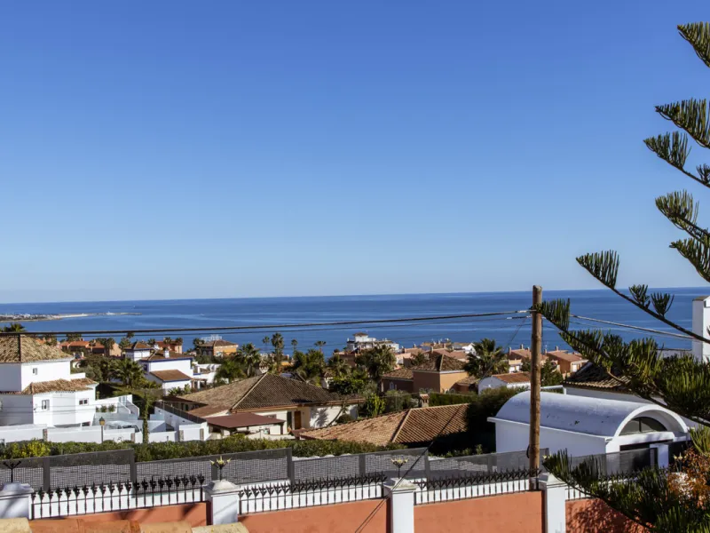 Exquisite villa located in the prestigious La Gaspara area of ​​Estepona, occupying a spacious plot of approximately 2,500 square meters, perfectly facing south.