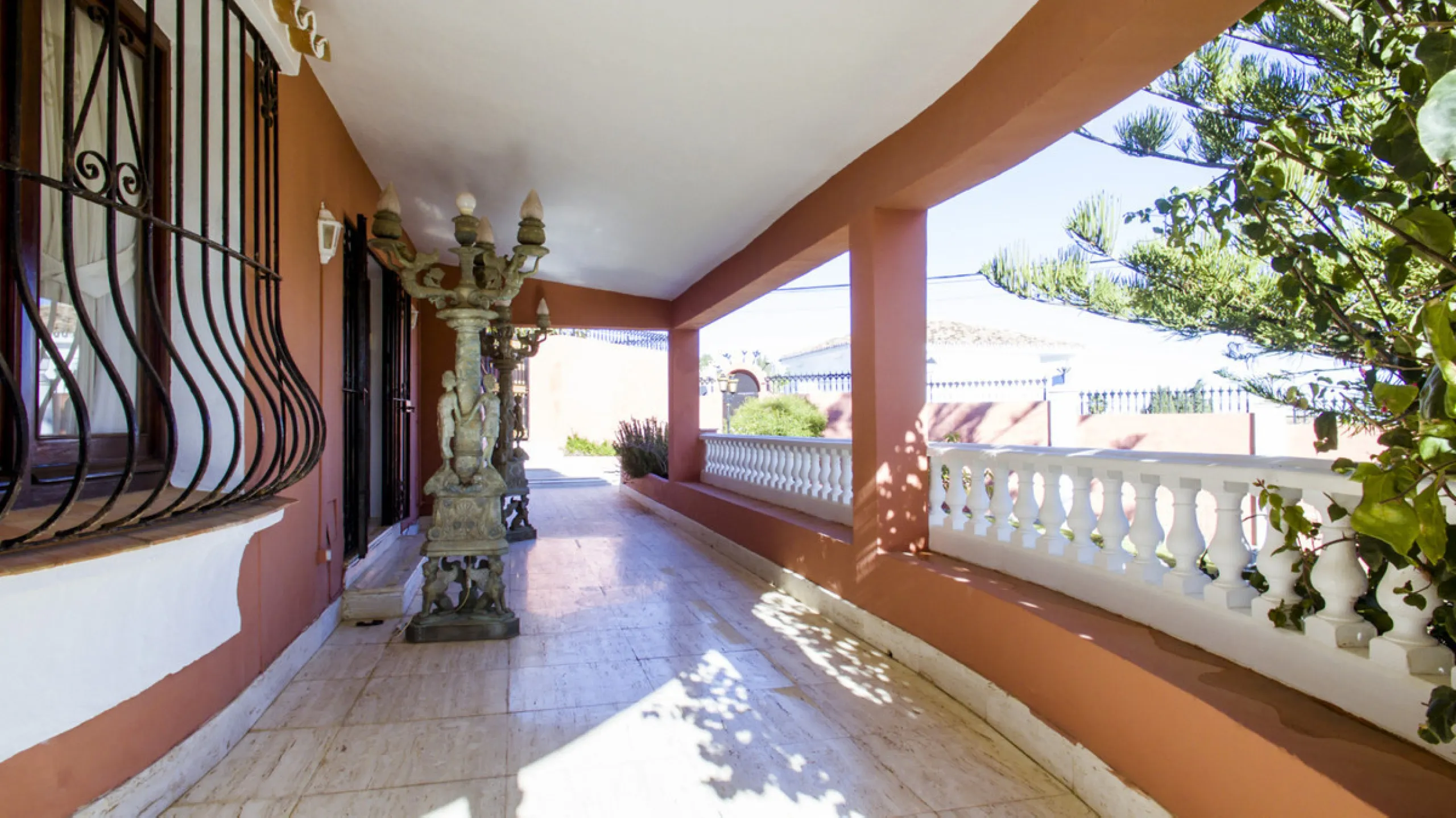 Exquisite villa located in the prestigious La Gaspara area of ​​Estepona, occupying a spacious plot of approximately 2,500 square meters, perfectly facing south.