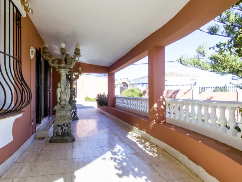 Exquisite villa located in the prestigious La Gaspara area of ​​Estepona, occupying a spacious plot of approximately 2,500 square meters, perfectly facing south.
