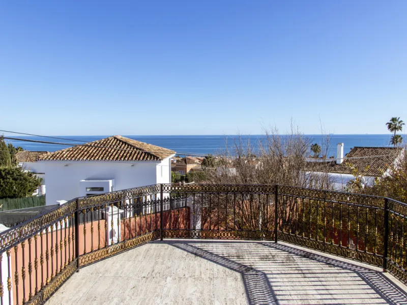 Exquisite villa located in the prestigious La Gaspara area of ​​Estepona, occupying a spacious plot of approximately 2,500 square meters, perfectly facing south.
