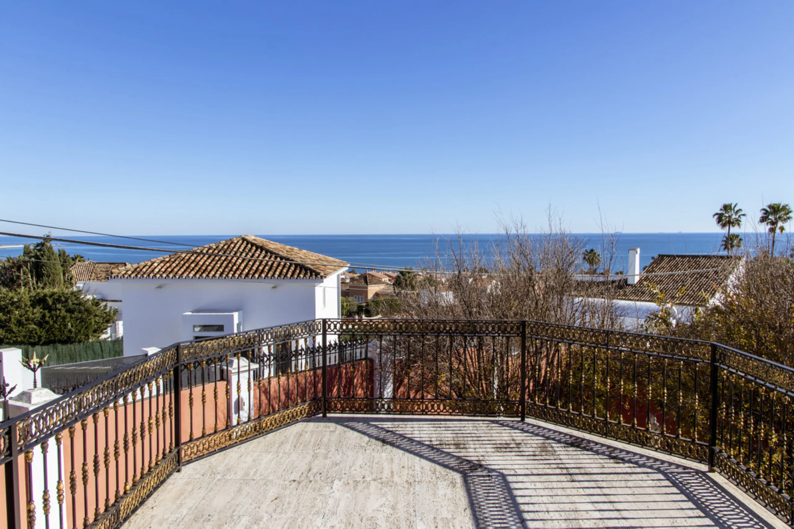 Exquisite villa located in the prestigious La Gaspara area of ​​Estepona, occupying a spacious plot of approximately 2,500 square meters, perfectly facing south.