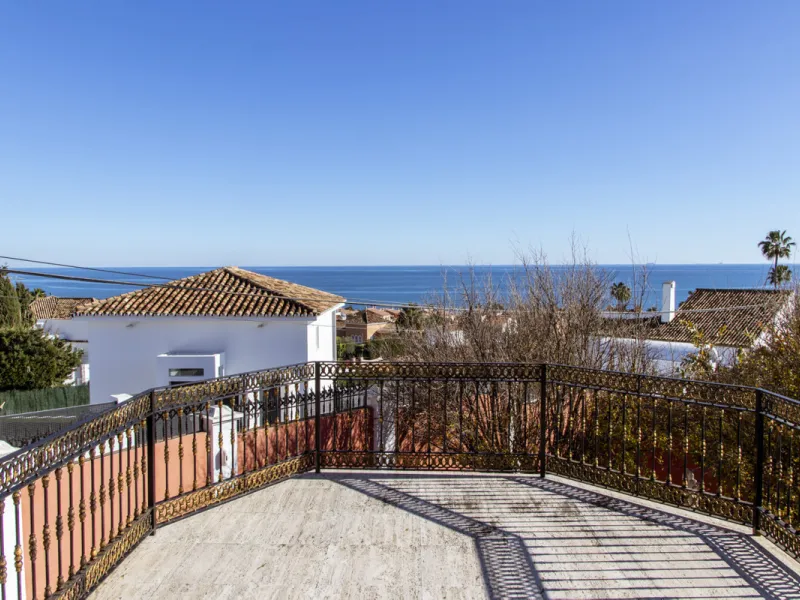 Exquisite villa located in the prestigious La Gaspara area of ​​Estepona, occupying a spacious plot of approximately 2,500 square meters, perfectly facing south.