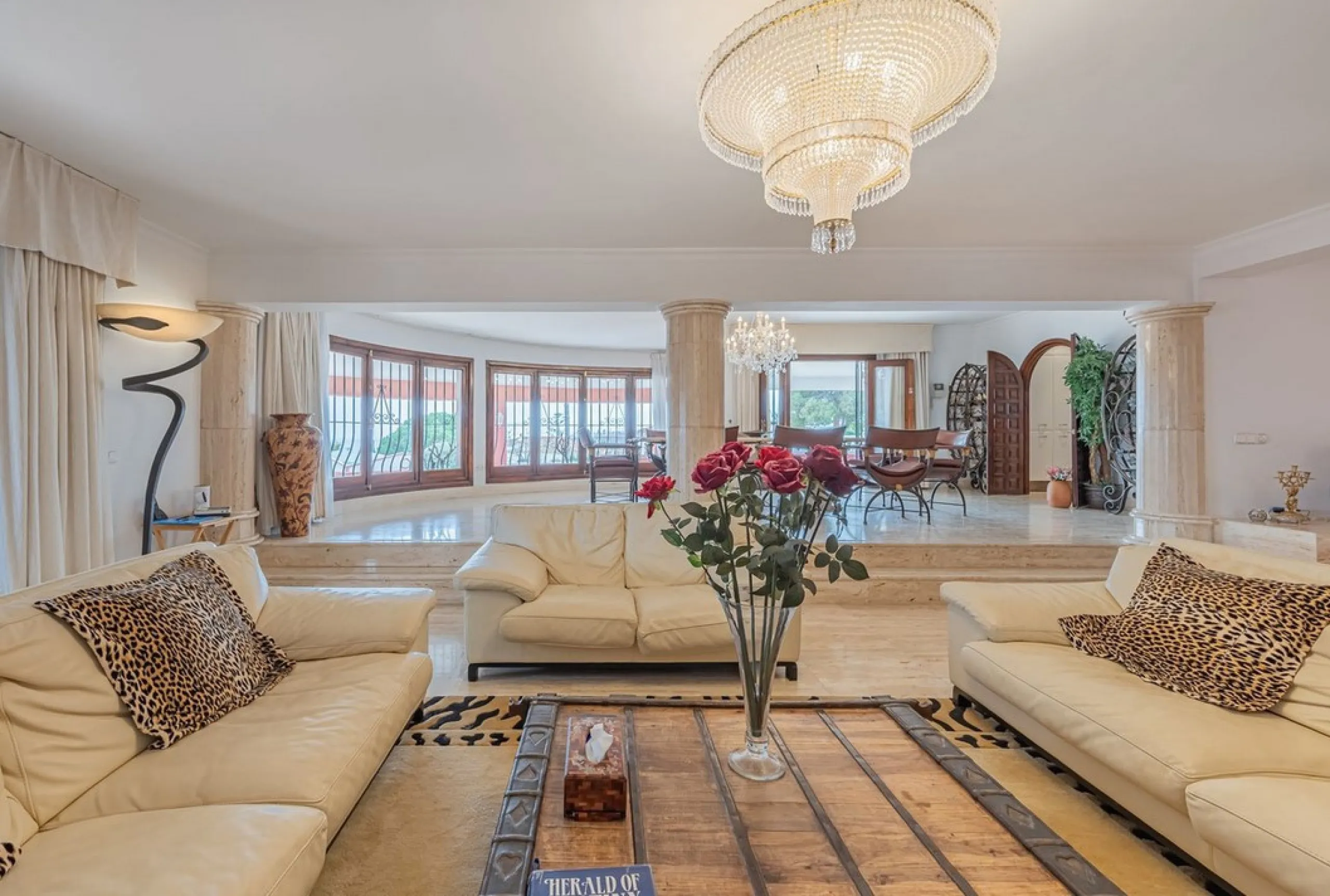 Exquisite villa located in the prestigious La Gaspara area of ​​Estepona, occupying a spacious plot of approximately 2,500 square meters, perfectly facing south.