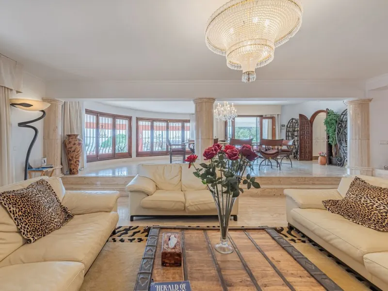 Exquisite villa located in the prestigious La Gaspara area of ​​Estepona, occupying a spacious plot of approximately 2,500 square meters, perfectly facing south.