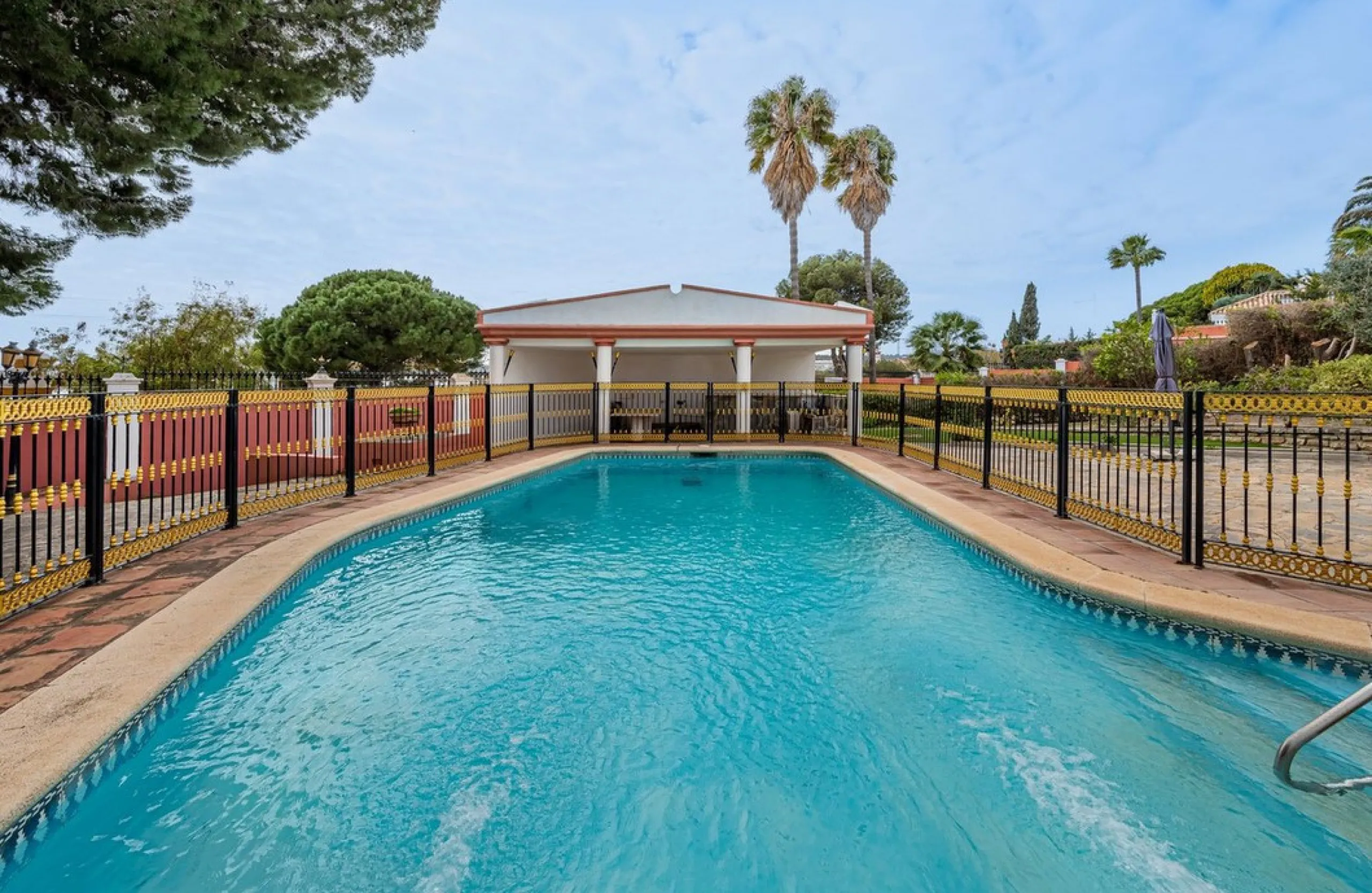 Exquisite villa located in the prestigious La Gaspara area of ​​Estepona, occupying a spacious plot of approximately 2,500 square meters, perfectly facing south.