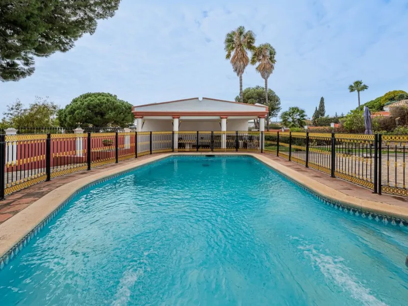 Exquisite villa located in the prestigious La Gaspara area of ​​Estepona, occupying a spacious plot of approximately 2,500 square meters, perfectly facing south.