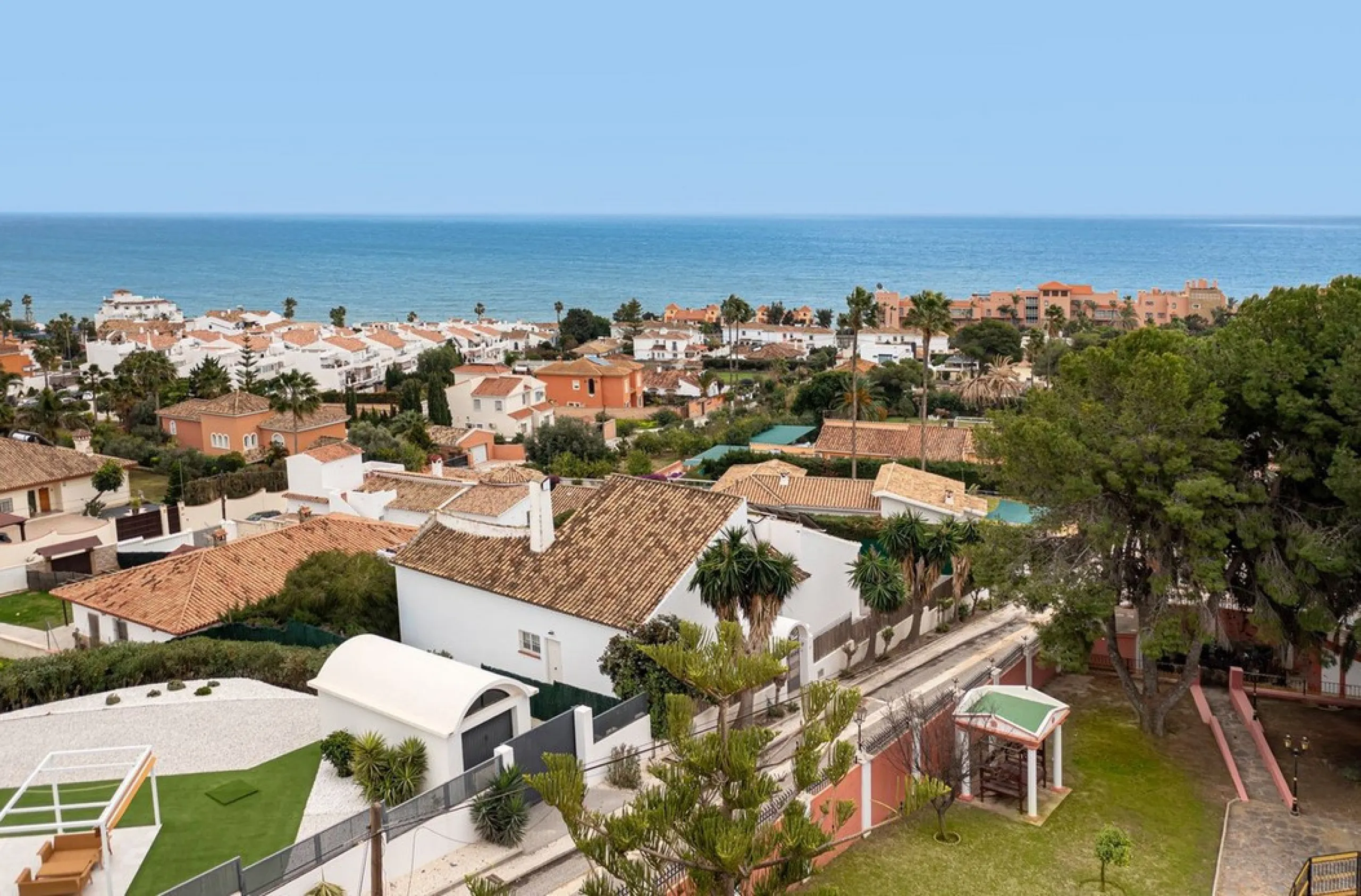 Exquisite villa located in the prestigious La Gaspara area of ​​Estepona, occupying a spacious plot of approximately 2,500 square meters, perfectly facing south.