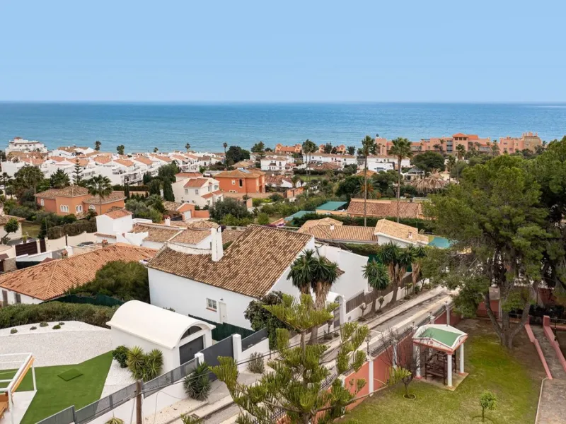 Exquisite villa located in the prestigious La Gaspara area of ​​Estepona, occupying a spacious plot of approximately 2,500 square meters, perfectly facing south.