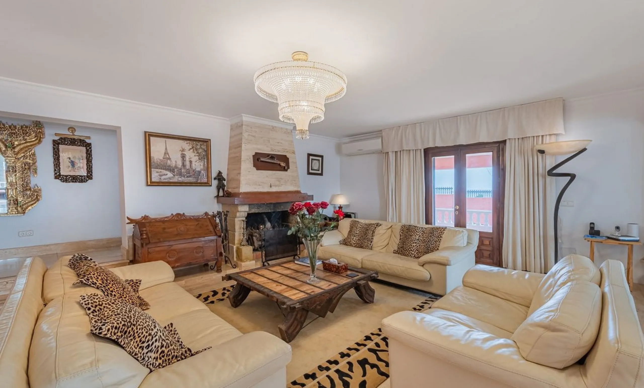 Exquisite villa located in the prestigious La Gaspara area of ​​Estepona, occupying a spacious plot of approximately 2,500 square meters, perfectly facing south.
