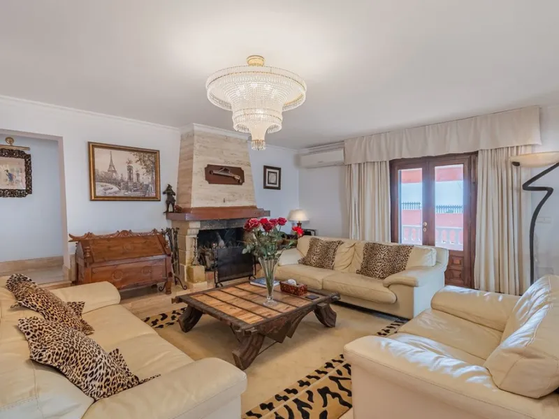 Exquisite villa located in the prestigious La Gaspara area of ​​Estepona, occupying a spacious plot of approximately 2,500 square meters, perfectly facing south.
