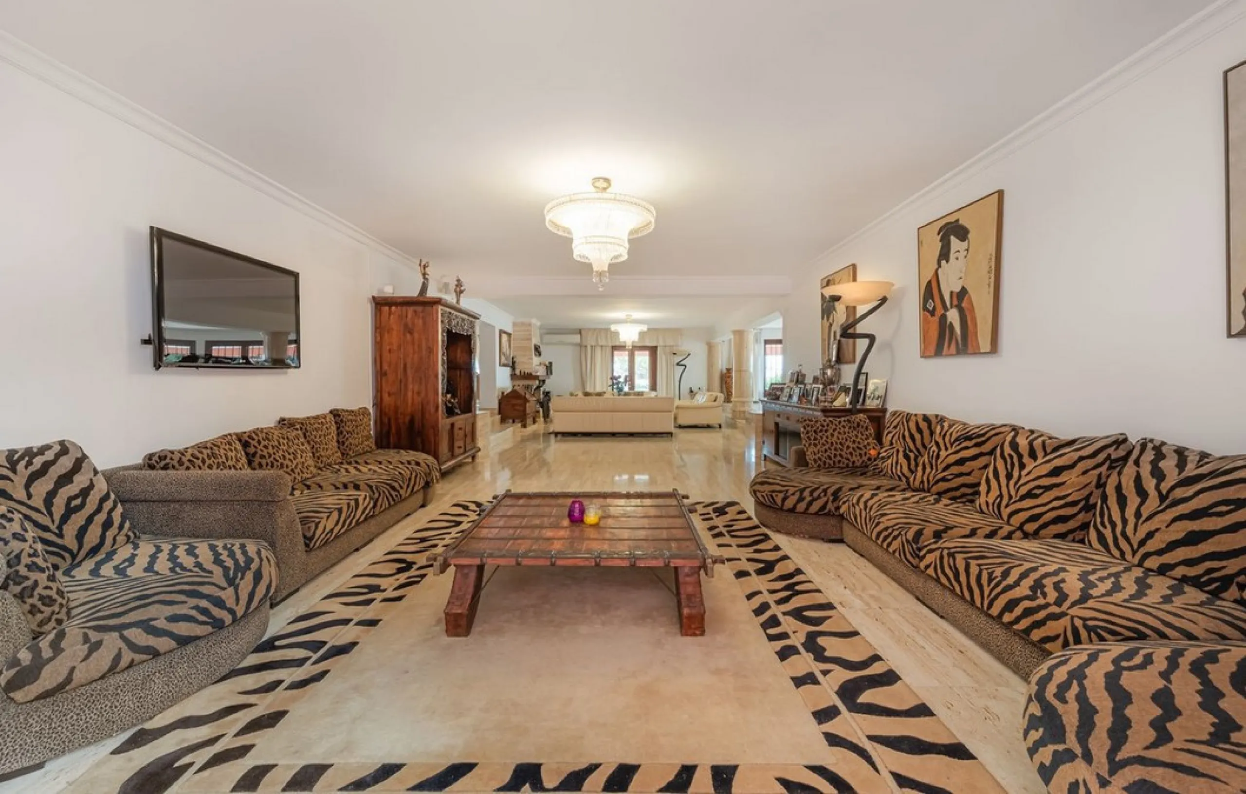 Exquisite villa located in the prestigious La Gaspara area of ​​Estepona, occupying a spacious plot of approximately 2,500 square meters, perfectly facing south.