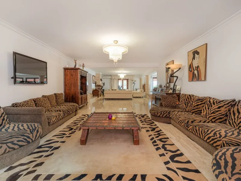 Exquisite villa located in the prestigious La Gaspara area of ​​Estepona, occupying a spacious plot of approximately 2,500 square meters, perfectly facing south.