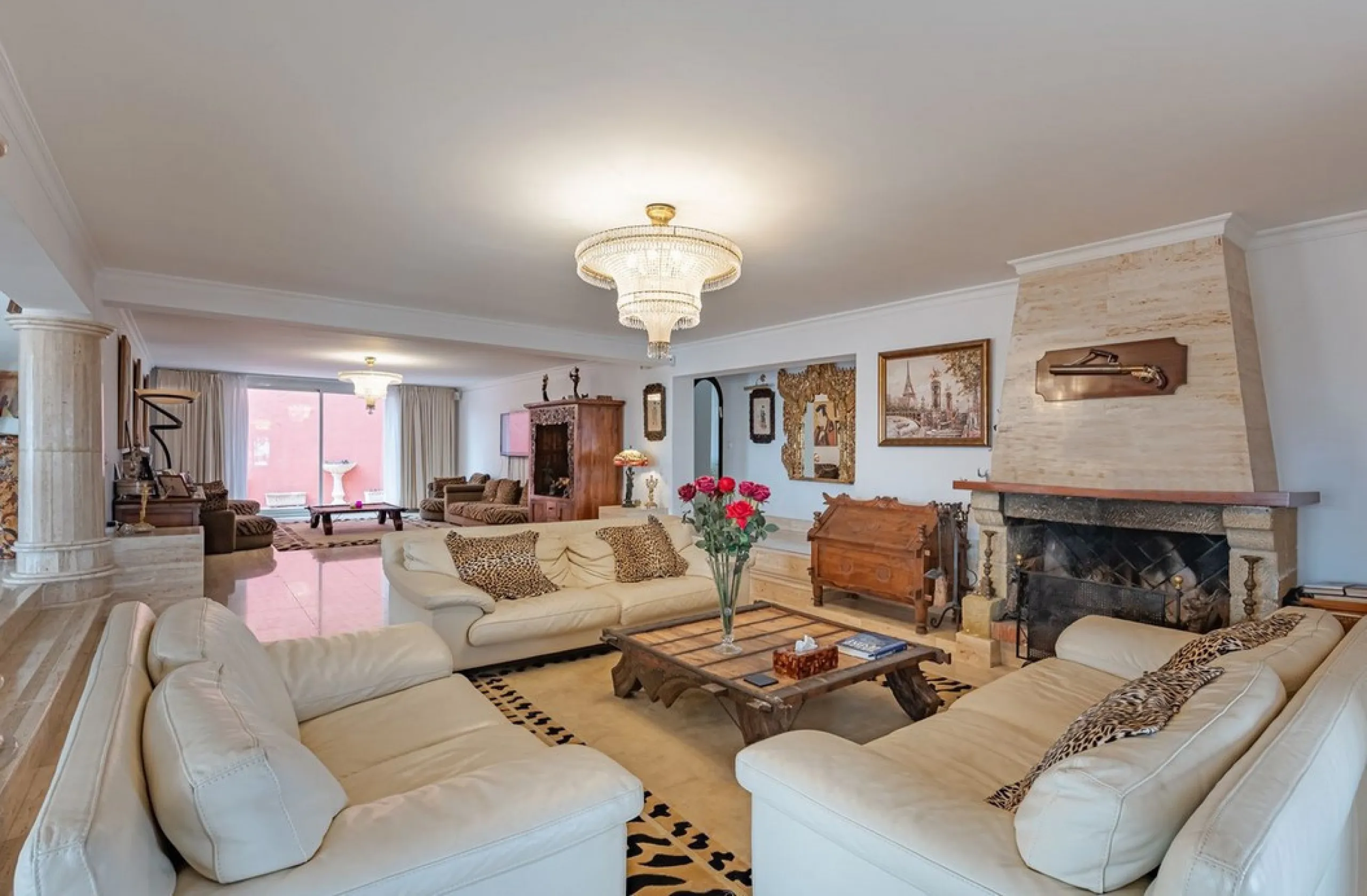 Exquisite villa located in the prestigious La Gaspara area of ​​Estepona, occupying a spacious plot of approximately 2,500 square meters, perfectly facing south.